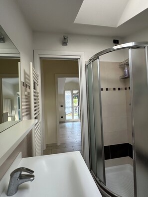 Shower, free toiletries, bidet, towels - Villetta Nova, between Alassio and Albenga (Liguria)
