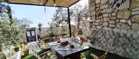 تناول الطعام بالخارج