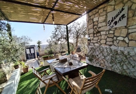 Outdoor dining. Seleucia DaR Umm Qais