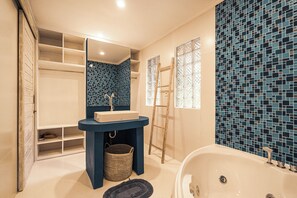 Shower, jetted bath, towels, soap - Villa AZUR (Bali)
