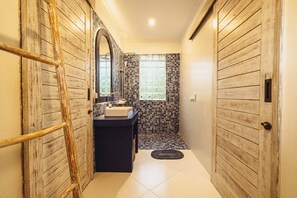Shower, jetted tub, towels, soap - Villa AZUR (Bali)