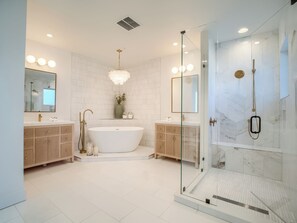 Shower, hair dryer, towels - Sandrift Villa 1072- Luxury Beachfront Villa On Captiva! (Captiva)