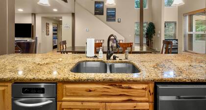 Evergreen House in heart Government Camp