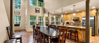 Evergreen House in heart Government Camp