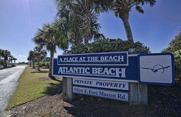 Señal para Atlantic Beach, propiedad privada en 1904 E. Fort Macon Rd.