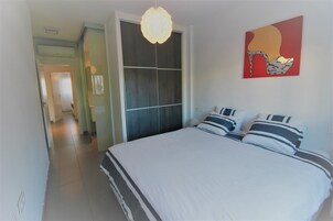 2 habitaciones y tabla de planchar con plancha 