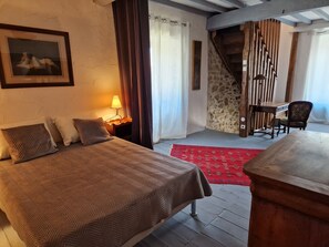 2 habitaciones, escritorio, tabla de planchar con plancha y wifi 