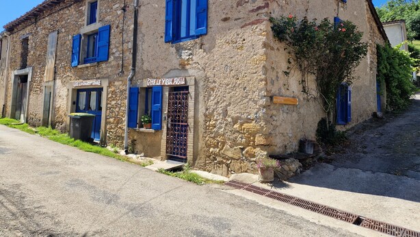 A rustic stone building with blue shutters and a sign indicating a wine shop. - Le Vieux Fusil. Gîte De Montagne (Freychenet)