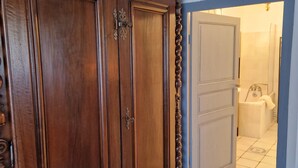 A wooden wardrobe with a curved handle and a door with a brass handle. - Le Vieux Fusil. Gîte De Montagne (Freychenet)