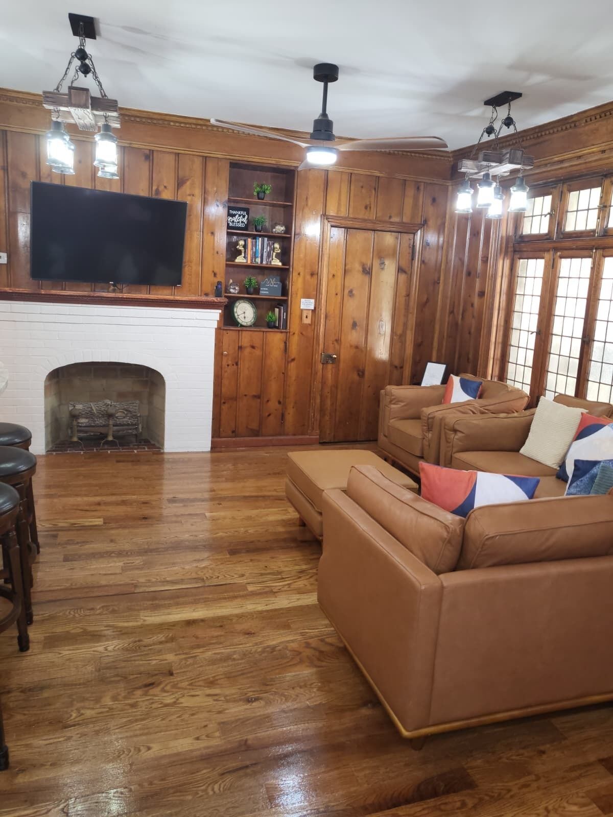 Smart TV, chimenea, mesa de ping pong, libros