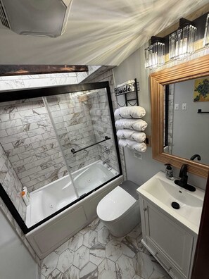Dusche, Whirlpool, Haartrockner, Bidet