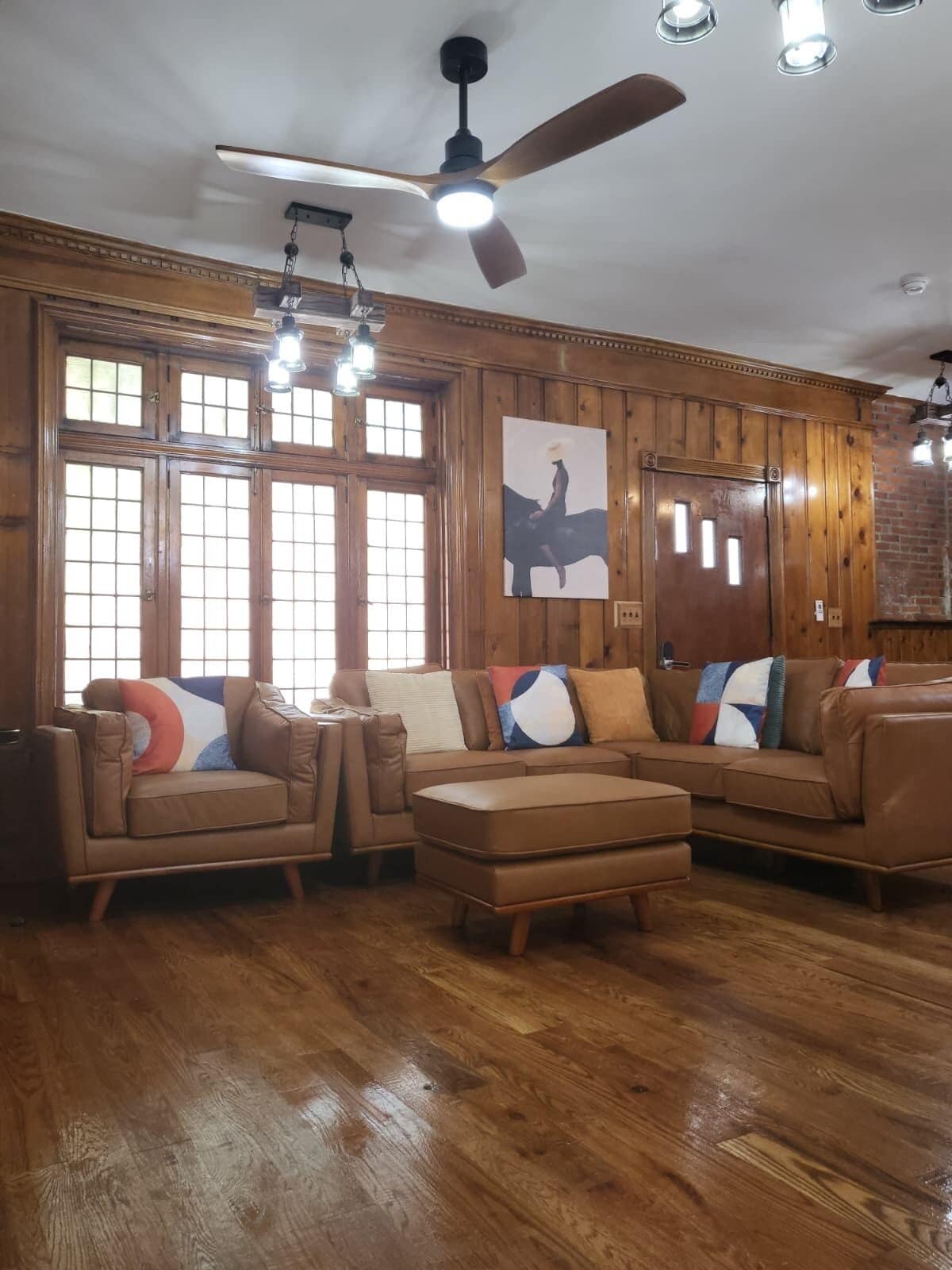 Smart TV, fireplace, ping pong, books