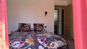 3 slaapkamers, een strijkplank/strijkijzer, wifi, beddengoed