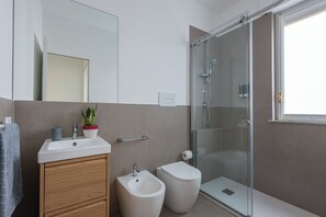 Appartement Confort, 1 lit double et 1 canapé-lit, balcon, vue sur la ville | Salle de bain | Douche, séchoir à cheveux, serviettes fournies, savon