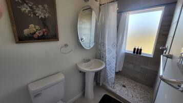 Regadera, toallas, jabón, papel de baño