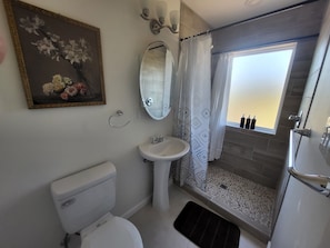 シャワー、タオル、石鹸、トイレットペーパー