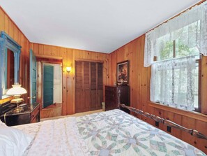 8 bedrooms, desk, travel crib, WiFi