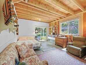 8 Schlafzimmer, Schreibtisch, Reisekinderbett, WLAN