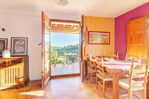 House, 3 Bedrooms, Private Bathroom, Mountain View | Dining room