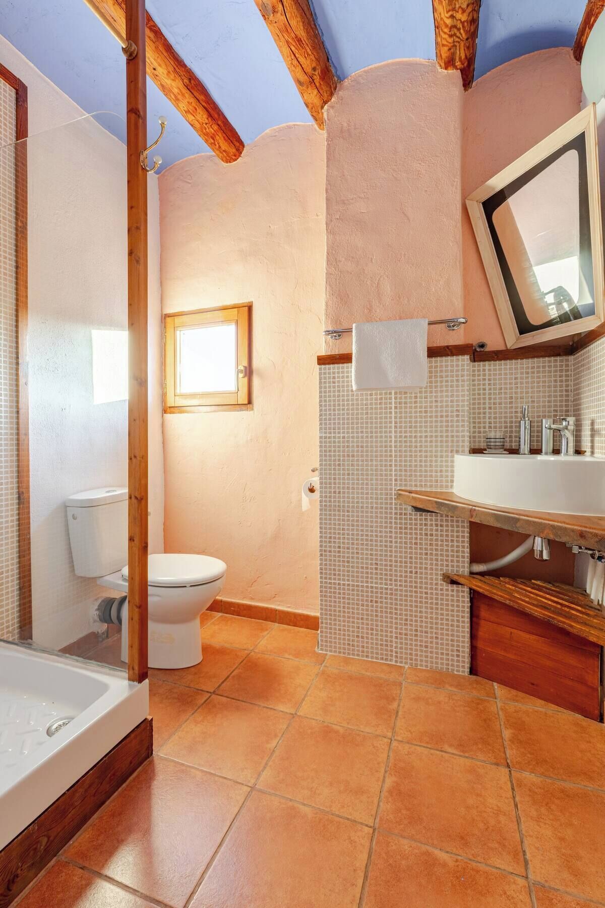 Un baño con bañera, inodoro y lavamanos.