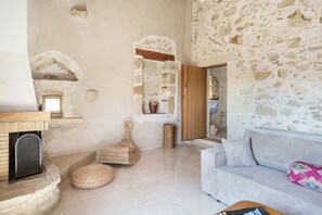 Smart TV, fireplace