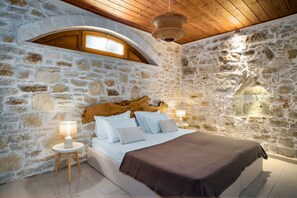 5 chambres, bureau, fer et planche à repasser, lit de bébé portatif