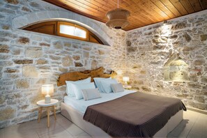 5 bedrooms, desk, iron/ironing board, travel crib