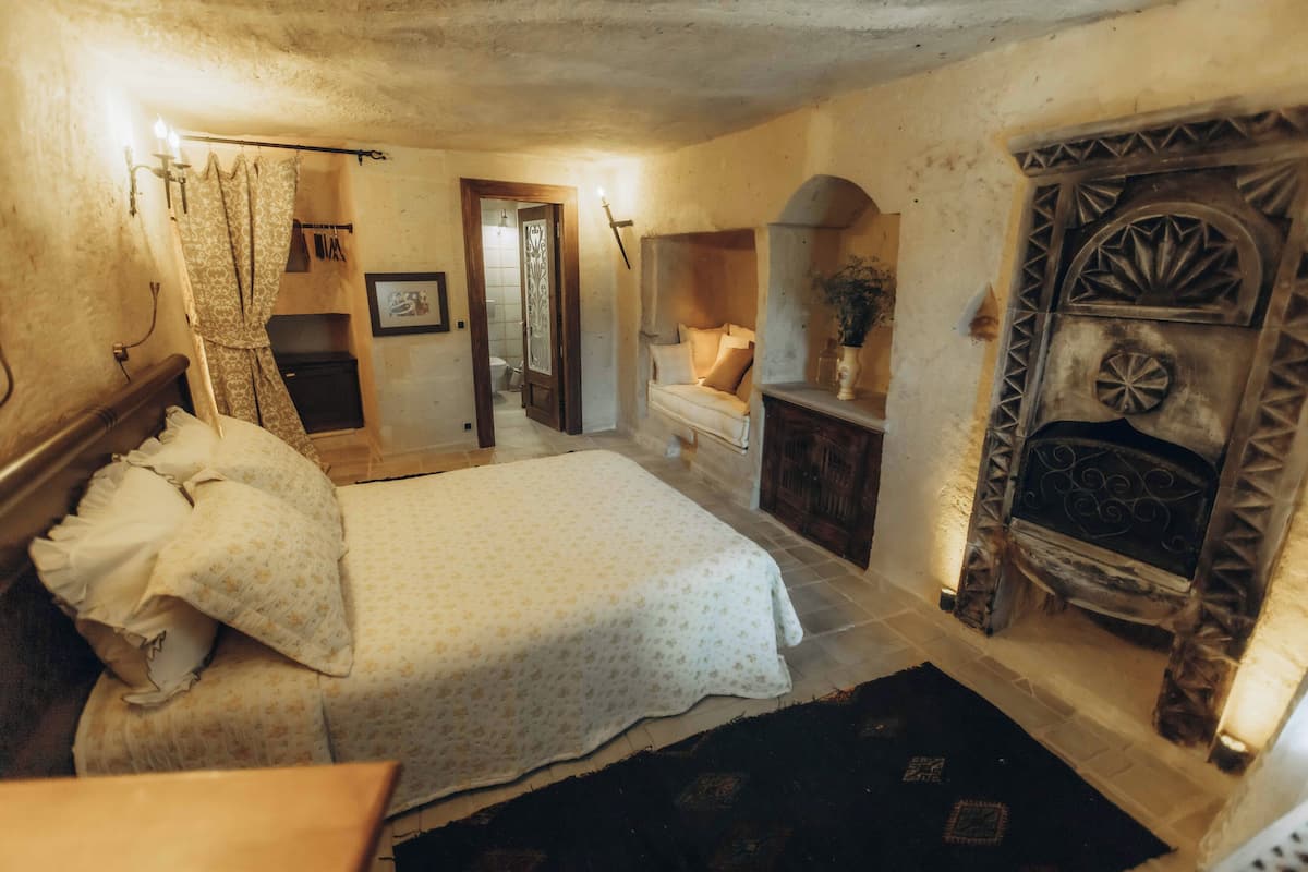 Deluxe Room, Courtyard View | Minibar, free WiFi, bed sheets