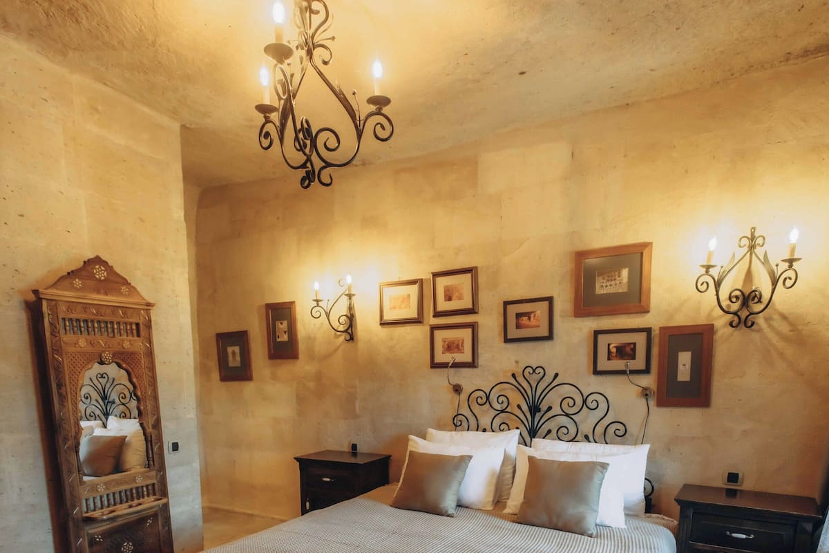 Minibar, wifi gratis y ropa de cama