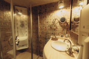 Maroga | Phòng tắm | Đồ dùng nhà tắm miễn phí, máy sấy tóc, dép đi trong nhà 