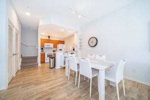 Dining - Townhome close to Disney Parks+ resort+7 sleep (Kissimmee)