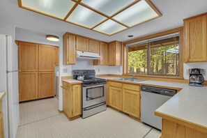 Køleskab, mikrobølgeovn, ovn, kogeplade