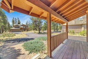 Terrace/patio - Cozy and Pet-Friendly Home on Sunriver’s North End (Sunriver)