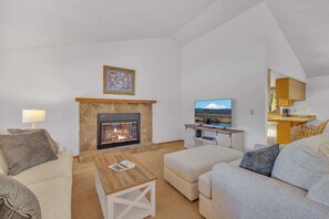 TV - Cozy and Pet-Friendly Home on Sunriver’s North End (Sunriver)