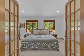 2 bedrooms, WiFi - Updated modern cabin in Sunriver! (Sunriver)