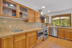 Køleskab, mikrobølgeovn, ovn, kogeplade