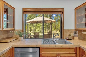 Fridge, microwave, oven, stovetop - Updated modern cabin in Sunriver! (Sunriver)