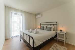 2 bedrooms, iron/ironing board, internet, bed sheets