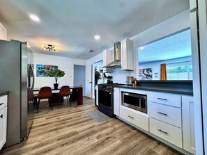 Kjøleskap, mikrobølgeovn, ovn og kokeplater