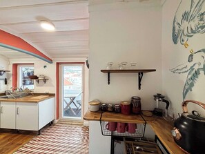 Jääkaappi, mikroaaltouuni, liesi, kahvin-/teenkeitin