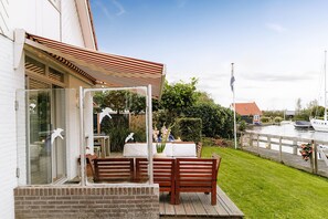 Balcony - Nice Holiday Home on the Water in Grou (Grou)