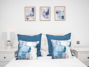 2 bedrooms, iron/ironing board, free WiFi, bed sheets - Style & comfort in heart of SE8 Deptford London | Pass the Keys (London)