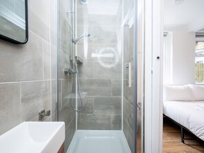 Douche, séchoir à cheveux, serviettes fournies