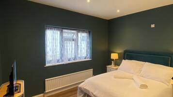 2 bedrooms, iron/ironing board, free WiFi, bed sheets