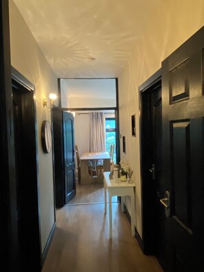 Interior - Spacious self-contained 2-bed apartment with a fully equipped kitchen dinner. (Daws Heath)