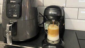 Une cuisine équipée d’une machine à café Ninja et d’une machine à café Tassimo.