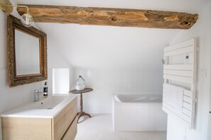 Shower, hair dryer, towels - Room 'Ghjinestra' with Wi-Fi and Air Conditioning (Bastelica)