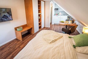1 bedroom, desk, WiFi, bed sheets