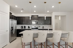 Mikrowelle, Ofen, Geschirrspüler, Wasserkocher mit Kaffee-/Teezubehör