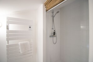 Ducha, secador de pelo y toallas